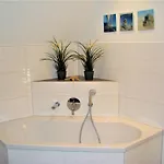 Traumhafte Reetdach-doppelhaushaelfte Mit Garten By Interhome 레리크