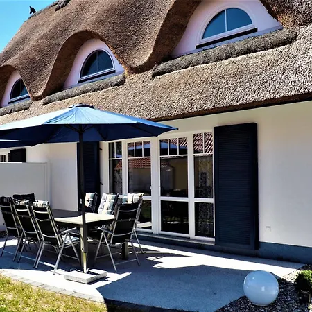 Traumhafte Reetdach-doppelhaushaelfte Mit Garten By Interhome *